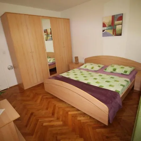 Old City/beach 13 Minutes Away, Parking, For 4 Split